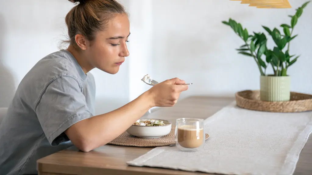 Salah satu menerapkan mindful portion dengan menggunakan piring yang berukuran kecil untuk makan. (Foto/dok: Freepik/Pvproduction)
