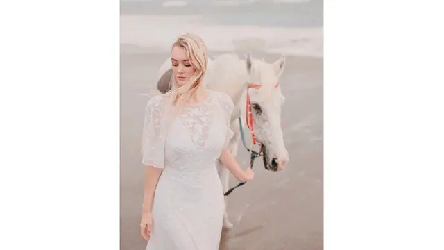 6 Potret Terbaru Polly Alexandria, Bule Cantik yang Dinikahi Pria Muntilan
