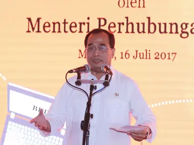 Menteri perhubungan, Budi Karya Sumadi memberi sambutan saat peluncuran sistem perizinan angkutan sewa khusus berbasis daring di Jakarta (16/7). (Liputan6.com/Herman Zakharia)