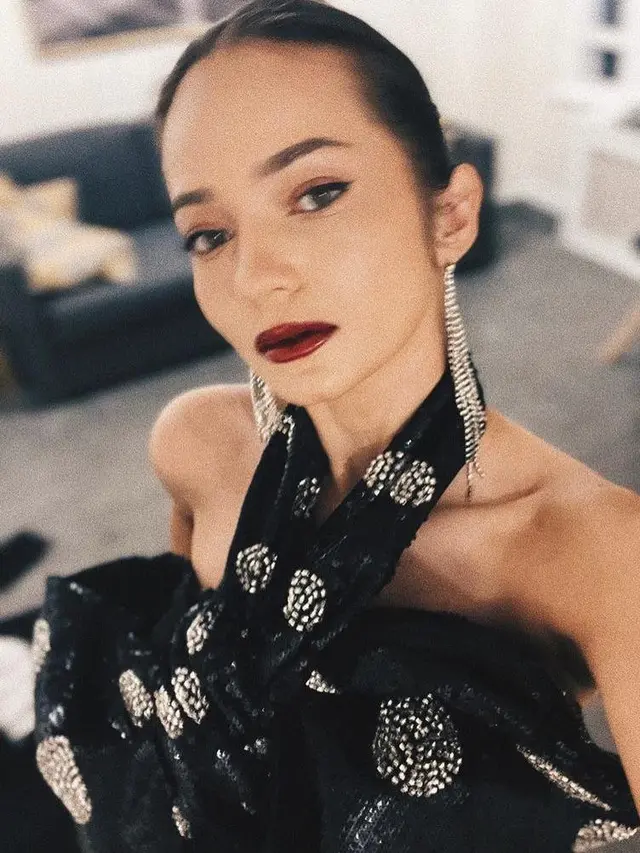 8 Potret Cantik Enzy Storia Liburan Keliling Eropa Bareng Bestie, Gayanya Selalu On Point!