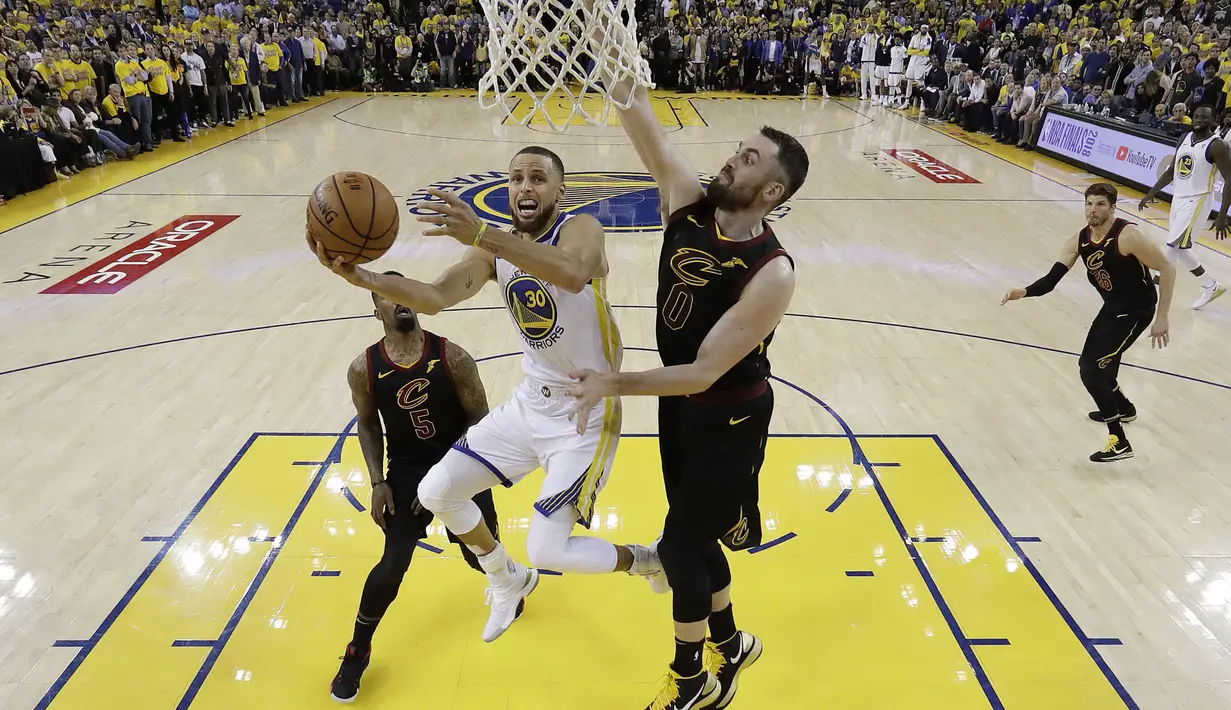 Aksi pemain Warriors, Stephen Curry (30) melewati adangan pemain Cavaliers, Kevin Love (0) pada gim pertama final NBA basketball di Oakland, California, (31/5/2018). Warriors menang 124-114. (AP/Marcio Jose Sanchez)