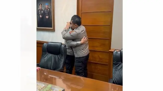 Kapolda Metro Jaya, Irjen Pol Fadil Imran menemui Kadiv Propam Irjen Pol Ferdy Sambo di ruangannya. Momen itu terekam dalam kamera video berdurasi 24 detik.