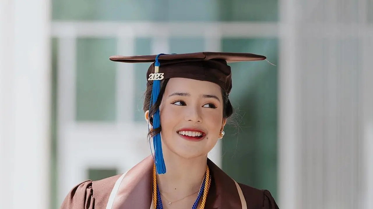 8 Potret Beby Tsabina Lulus dari Western Michigan Univeristy, Menawan dengan Kebaya
