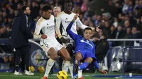 Momen duel pemain Real Madrid, Jude Bellingham dengan penggawa Getafe sekaligus rekan senegaranya di Inggris, Mason Greenwood. (Pierre-Philippe MARCOU / AFP)