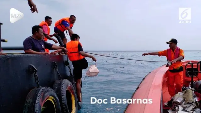 Basarnas menemukan serpihan-serpihan di perairan Karawang Jawa Barat, lokasi jatuhnya pesawat Lion Air JT 610.