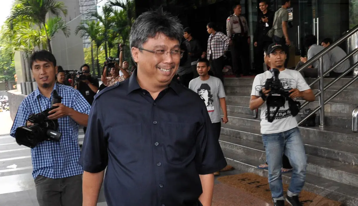 Dirut PT Assa Nusa Indonesia Paul Nelwan keluar dari gedung KPK usai menjalani pemeriksaan, Jakarta, (30/9/14). (Liputan6.com/Miftahul Hayat)