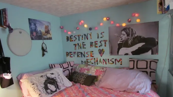 [Bintang] 4 Benda Keramat yang Ada di Kamar Cewek