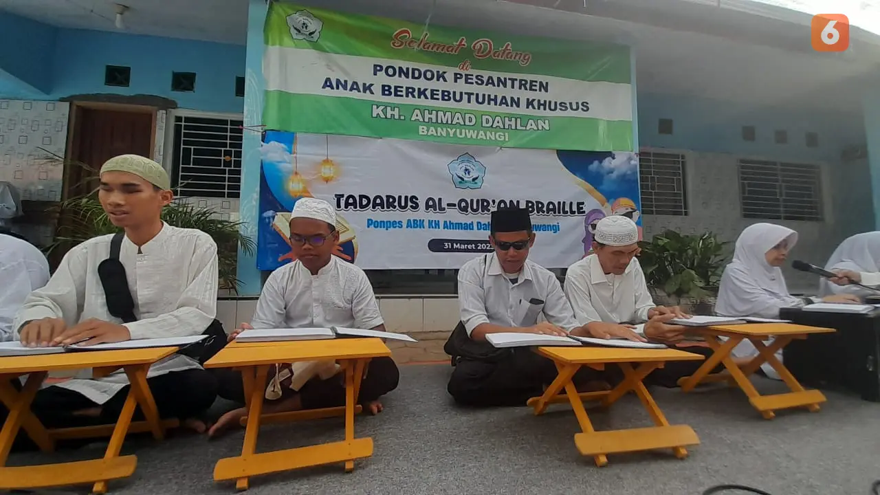 Tadarul Al Qur'an braile oleh para santri Pondok Pesantren AKB KH Ahmad Dahlan Banyuwangi (Hermawan Arifianto/Liputan6.com)