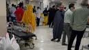 Orang-orang berkumpul di sebuah rumah sakit, sementara seorang anak yang terluka—menurut media Iran, akibat serangan AS menunggu di Minab, Iran, Rabu, 2 September 2026. (Morteza Akhoondi/Tasnim News Agency via AP)