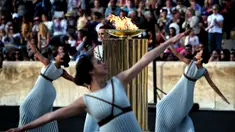 Para penari beraksi di sekitar koldron api olimpiade dalam sebuah upacara penyerahan kepada panitia Olimpiade Rio di Stadion Panathinean, Athena, Yunani, (27/4/2016). (AFP/Aris Messinis)