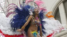 Seorang penari samba tampil pada acara tahunan Karnaval Asakusa Samba ke-34 di Tokyo, Jepang, 29 Agustus 2015. Sekitar 5.000 orang berpartisipasi dalam karnaval terbesar yang ada di Jepang ini. (REUTERS/Toru Hanai)