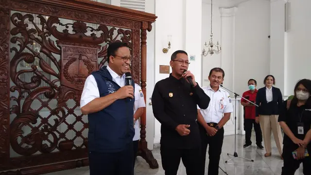 Kepala Sekretariat Presiden (Kasetpres) Heru Budi Hartono dan Gubernur DKI Jakarta Anies Baswedan di Balai Kota Jakarta