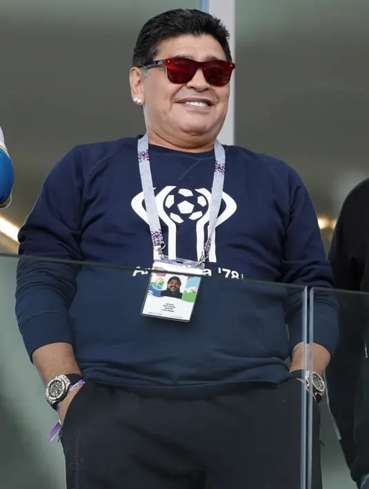 Diego Maradona hadir memberikan dukungan untuk Argentina pada laga grup D Piala Dunia 2018 di Spartak Stadium, Moskow (16/6/2018). Argentina hanya bermain imbang 1-1. (AP/Ricardo Mazalan)