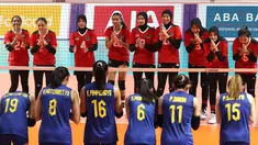 Pemain Timnas Bola Voli Putri Indonesia memberikan salam penghormatan kepada pemain Timnas Bola Voli Putri Thailand sebelum laga Grup A Bola Voli Putri SEA Games 2023 di Olympic Complex Indoor Main Hall, Phnom Penh, Kamboja, Selasa (09/05/2023). (Bola.com/Abdul Aziz)