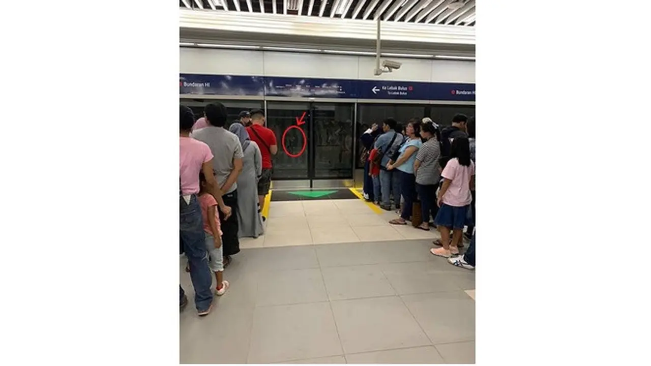 Diduga Ada Sosok Misterius di Foto Tertib Antre MRT Jakarta