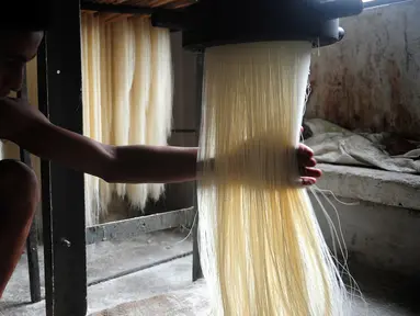 Seorang pekerja sedang membuat bihun saat proses pembuatan Sheerkhorma di Allahabad, India, 16 Juni 2016. Sheerkhorma merupakan hidangan manis tradisional khas Ramadan bagi muslim di India. (AFP PHOTO/SANJAY Kanojia)