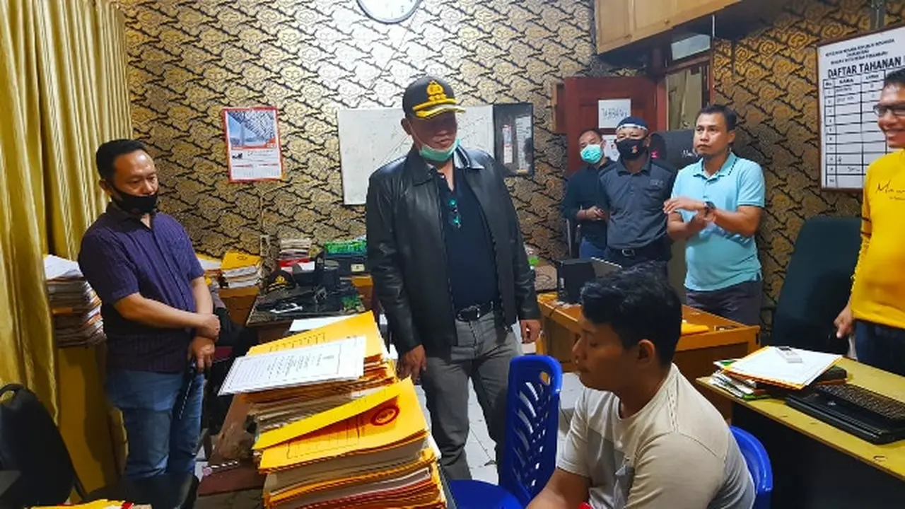 Tersangka penganiayaan pengemudi ojek online ketika berada di ruang pemeriksaan Polresta Pekanbaru.