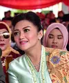 Sejak resmi dipersunting seorang Perwira TNI, Mayor Jendral H. Agus Surya Bakti, artis senior Bella Saphira jarang terlihat di layar kaca. Bella lebih fokus mendampingi sang suami. (Instagram/bellasaphiraofficial)