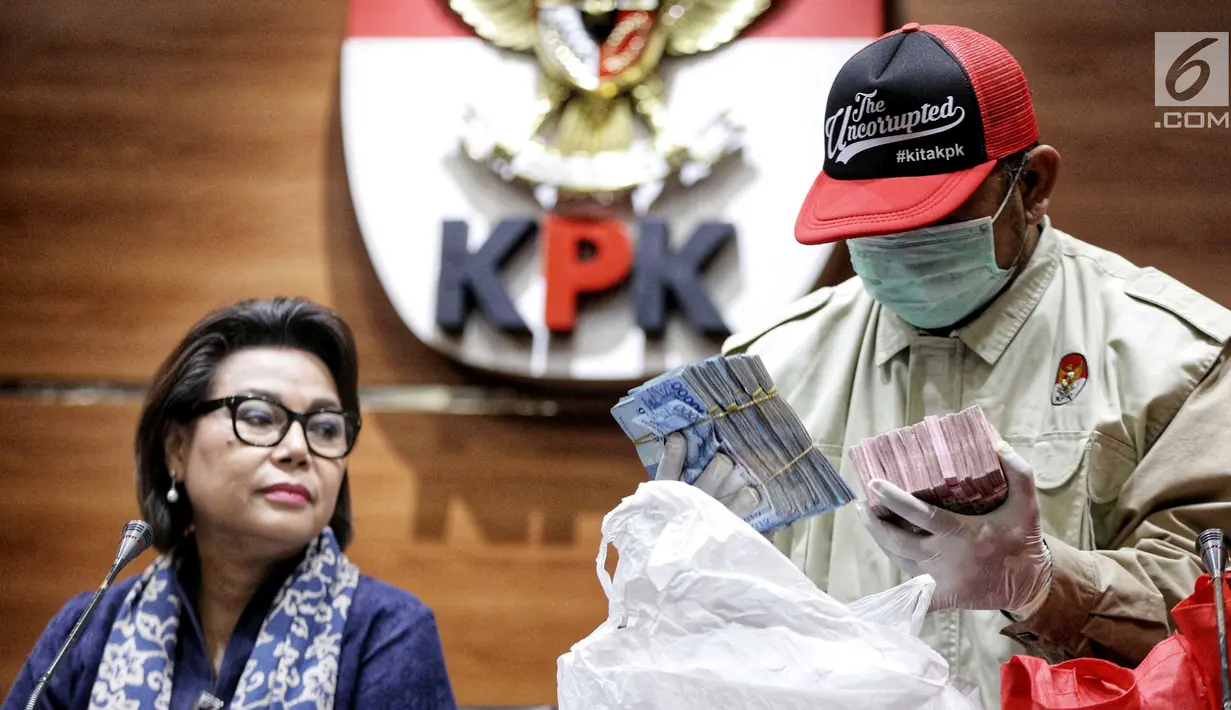 Penyidik menunjukkan barang bukti OTT Bupati Lampung Selatan Zainudin Hasan berupa uang senilai Rp 600 juta. di Gedung KPK, Jumat (27/7). Zainudin dan 3 orang ditetapkan sebagai tersangka dugaan suap proyek infrastruktur. (Liputan6.com/Faizal Fanani)