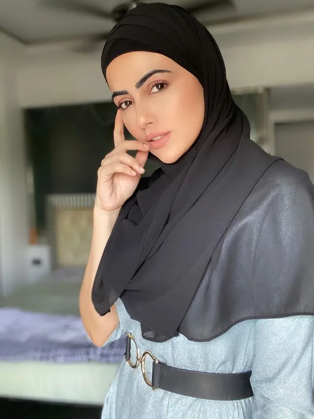 Hijrah dan Pensiun dari Dunia Hiburan, ini 7 Potret Sana Khan Aktris Bollywood Pakai Hijab