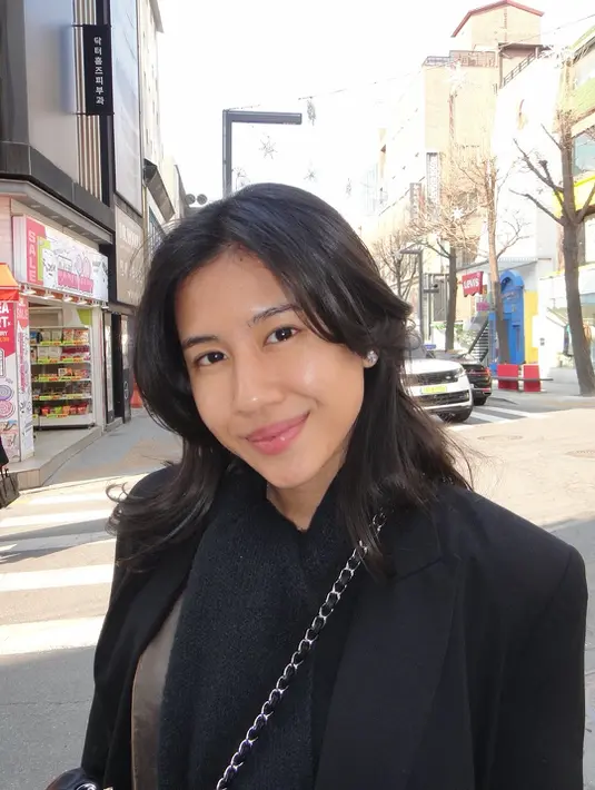  pilih coat klasik, padukan dengan boots panjang, dan jangan lupa aksesori simpel untuk menambah statement pada gaya traveling kamu.