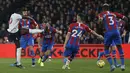 Striker Liverpool, Sadio Mane, melepaskan tendangan saat melawan Crystal Palace pada laga Premier League di Stadion Selhurst Park, London, Sabtu (23/11). Palace kalah 1-2 dari Liverpool. (AFP/Ian Kington)