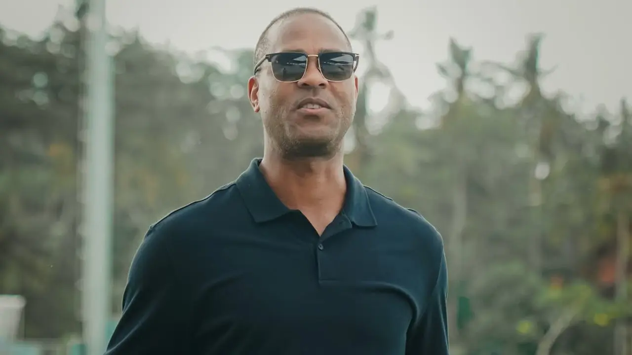 Pelatih Timnas Indonesia, Patrick Kluivert, beserta asistennya, Alex Pastoor, mengunjungi Bali United Training Center, Gianyar, pada Rabu (21/5/2025).