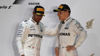 Duo pebalap Mercedes, Lewis Hamilton dan Valtteri Bottas, gagal menjadi juara di GP Bahrain, Minggu (16/4/2017). (AFP/Andrej Isakovic)
