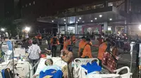 Pasien RS Unair dibawa keluar gedung akibat gempa Tuban. (Istimewa)