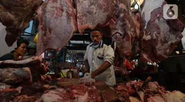 Pedagang daging sapi melayani pembeli di Pasar Perumnas, Jakarta, Selasa (19/1/2021). Pedagang daging sapi akan mogok jualan mulai 20 Januari 2021 sampai tiga hari ke depan. (merdeka.com/Imam Buhori)