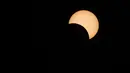 Bulan lewat di depan matahari selama gerhana matahari di La Higuera, Chile, Selasa (2/7/2019). Fenomena gerhana matahari total jarang terjadi di Amerika Selatan. (AP Photo/Esteban Felix)