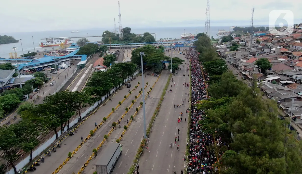 <p>Pantauan udara ribuan pemudik sepeda motor memadati pelabuhan Merak Banten, Sabtu (30/4/2022). H-2 Lebaran atau Puncak Arus Mudik, pelabuhan Merak diserbu ribuan pemudik motor. (Liputan6.com/Angga Yuniar)</p>