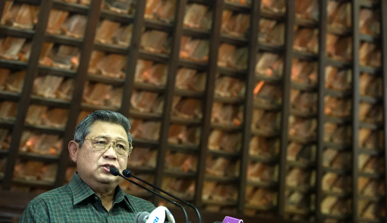 Presiden SBY membantah telah menerima aliran dana dari Australia terkait percetakan 550 juta lembar uang pecahan Rp 100.000 seperti yang diungkapkan situs WikiLeaks, Bogor, Kamis (31/7/14). (ANTARA FOTO/Andika Wahyu)