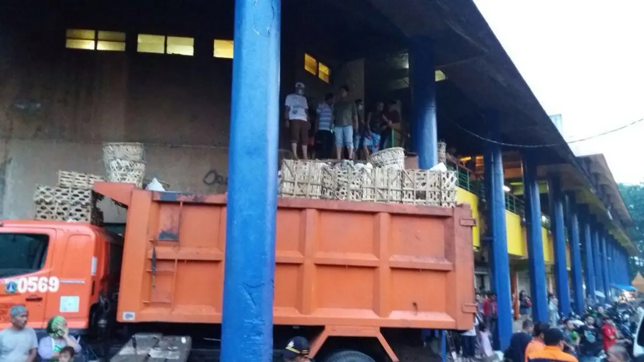 20160831-truk sampah-jakarta-buang bayi