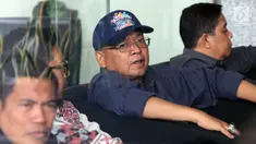 Bupati Malang, Rendra Kresna berada di ruang tunggu untuk menjalani pemeriksaan di Gedung KPK, Jakarta, Senin (15/10). Rendra Kresna diperiksa sebagai tersangka kasus dugaan suap dan gratifikasi proyek di Dinas Pendidikan. (Merdeka.com/Dwi Narwoko)