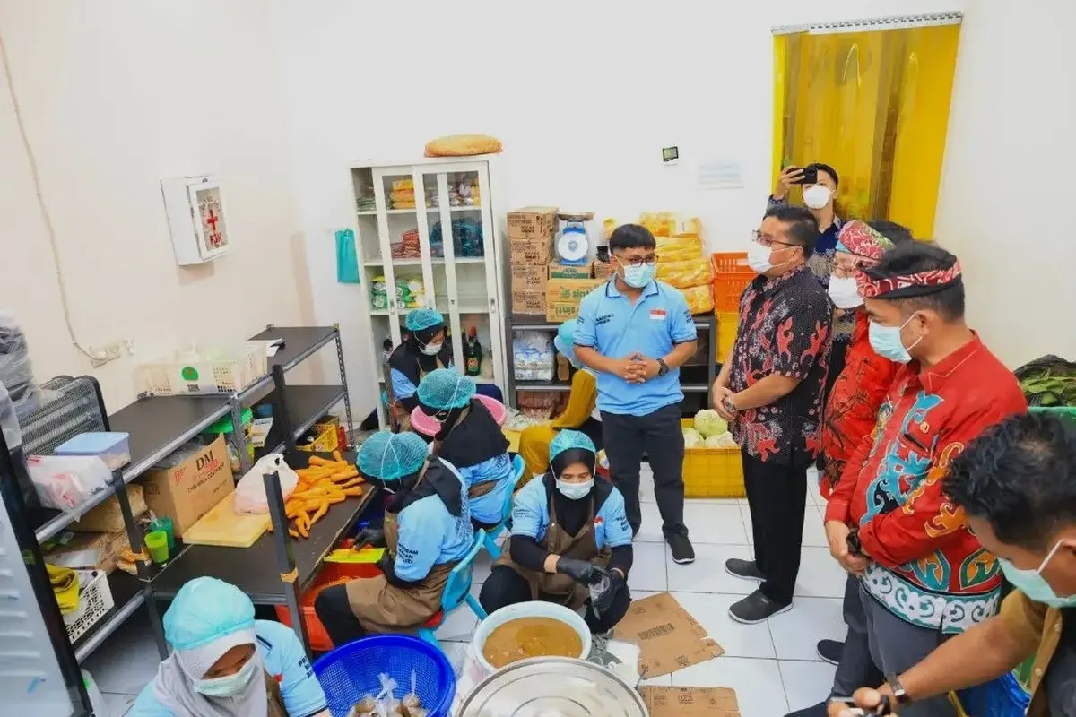 Pj Wali Kota Tarakan Melihat Uji Coba Makan Siang Gratis di Sukabumi