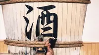 Mandi sake di Jepang. Foto: Instagram/tiffiemeows