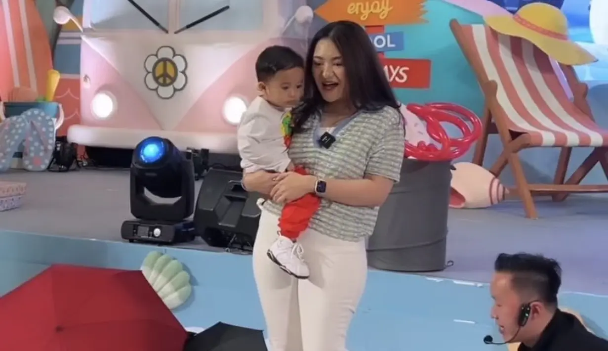 Nathalie Holscher hadir bersama Azam yang mengenakan kaos putih lengan panjang yang serasi dengan sepatunya, dipadukan celana merahnya. @nathalieholscher