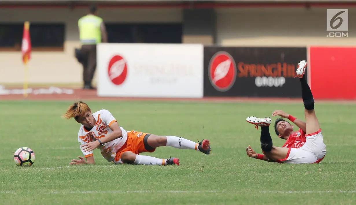 Gelandang Persija, Sandi Sutte (kanan) dan bek Perseru, Karube Ryutaro terjatuh saat berebut bola pada lanjutan Liga 1 Indonesia di Stadion Patriot Candrabhaga, Bekasi, Selasa (19/9). Laga dimenangkan Persija 1-0. (Liputan6.com/Helmi Fithriansyah)