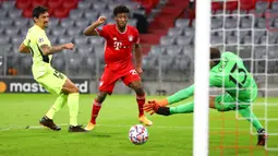 Winger Bayern Munchen, Kingsley Coman menendang bola melewati pemain Atletico Madrid Stefan Savic dan kiper Jan Oblak pada matchday pertama Grup A Liga Champions di Allianz Arena, Kamis (22/10/2020) dini hari WIB. Bayern Munchen berhasil mencukur Atletico Madrid 4-0 (AP Photo/Matthias Schrader,Pool)