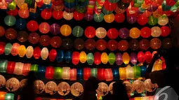 Lampion dengan aneka warna dipajang dalam acara 'Jakarta Lantern Festival 2014' di Lapangan Banteng, Jakpus. Foto diambil pada Jumat (12/12/2014). (Liputan6.com/Andrian M Tunay)