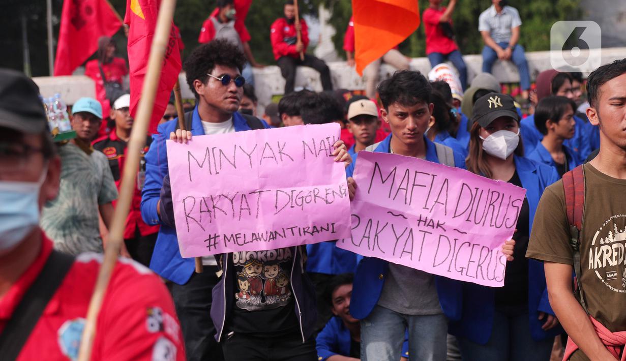 <p>Massa aksi dari berbagai elemen melakukan aksi di Gedung DPR, Jakarta, Kamis (21/4/2022). Aksi yang terdiri dari buruh, mahasiswa dan aktivis menyuarakan untuk menolak penundaan pemilu, kenaikan harga minyak, dan cipta kerja. (Liputan6.com/Angga Yuniar)</p>