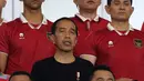 Presiden Jokowi saat menyaksikan laga Kualifikasi Piala Asia U-23 2024 antara Timnas Indonesia U-23 melawan Turkmenistan di Stadion Manahan, Solo, Selasa (12/09/2023). Ia terlihat mengenakan kaos lengan panjang berwarna hitam. (Bola.com/Arief Bagus)