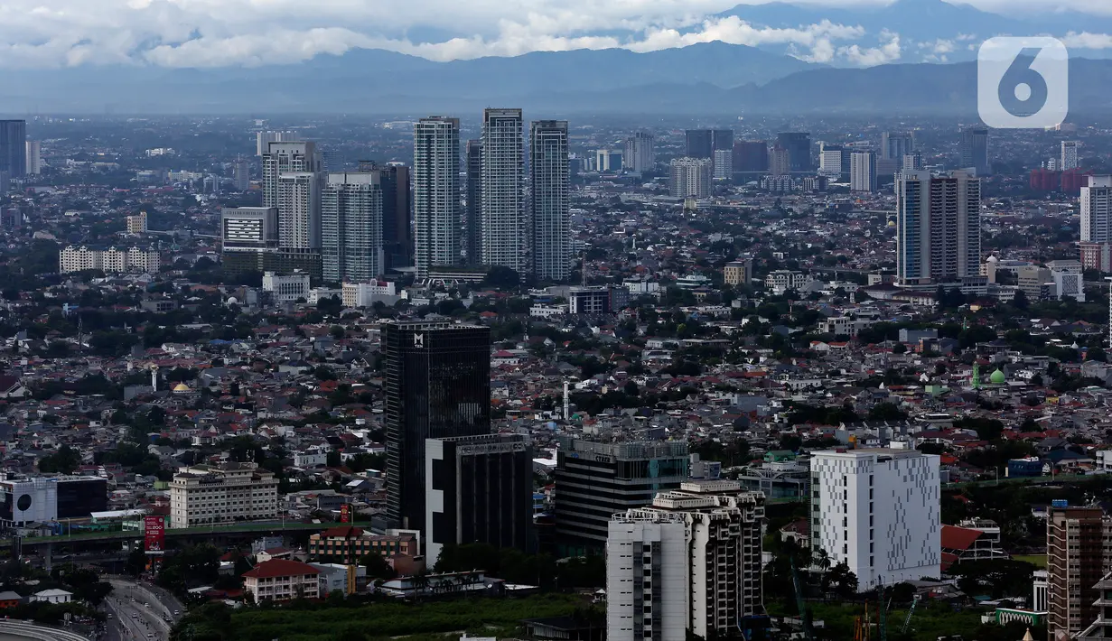 Deretan permukiman dan gedung bertingkat di Jakarta, Minggu (28/11/2021). Tren penduduk yang tinggal di perkotaan diproyeksikan terus mengalami peningkatan hingga 70 persen dari jumlah penduduk pada 2045 sedangkan penduduk di perdesaan akan menurun di level 30 persen. (Liputan6.com/Johan Tallo)