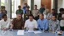 Menpora Imam Nahrawi (tengah) melihat berkas jelang meninjau Pusat Pendidikan, Pelatihan dan Sekolah Olahraga Nasional, Hambalang, Bogor, Selasa (15/3/2016). Menpora akan mengkaji kemungkinan kelanjutan pembangunan P3SON. (Liputan6.com/Helmi Fithriansyah)