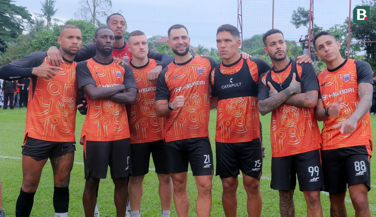 Pemain asing pun terlihat menyerap energi positif tersebut, saling berkomunikasi, dan tampak semakin termotivasi untuk memberikan performa terbaik di lapangan. Ini menjadi pengalaman unik bagi mereka, terutama yang baru pertama kali merasakan atmosfer sepak bola Indonesia. (Bola.com/M Iqbal Ichsan)