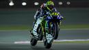Pebalap Movistar Yamaha, Valentino Rossi, mengikuti latihan bebas hari ke-2 GP Qatar di Sirkuit Losail, Doha, Sabtu (19/3/2016) dini hari WIB. Pada sesi ini, pria Italia itu berada pada peringkat ke-7 dengan waktu 1 menit 55,883 detik. (EPA/STR)