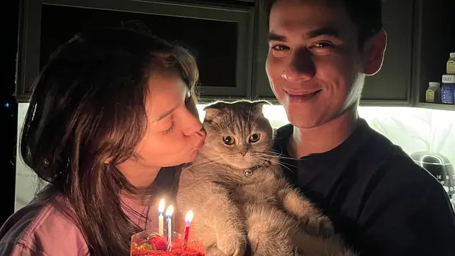 Enzy Storia saat Rayakan Ulang Tahun Suami bersama kucing kesayangan. [@enzystoria]