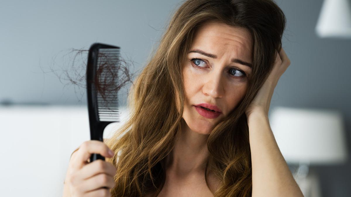 5 Penyebab Rambut Mudah Rontok yang Perlu Diperhatikan
