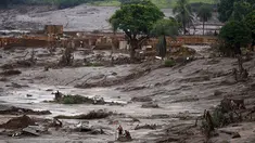 Suasanan  kota Bento Rodrigues pasca disapu luapan lumpur akibat bocornya bendungan di  kawasan Mariana, Brazil, (8/11/2015).  Dua orang tewas dan puluhan orang hilang akibat peristiwa ini. (REUTERS/Ricardo Moraes)